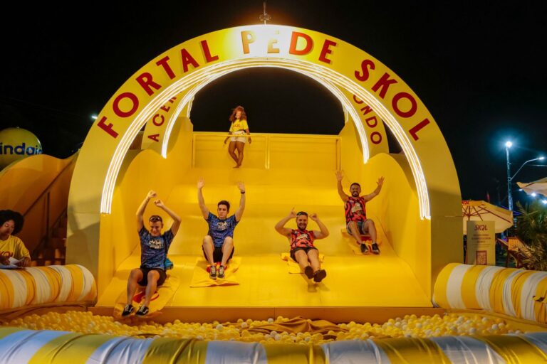 SKOL monta escorregador na entrada do Fortal e convida o público a começar a festa descendo redondo com a galera
